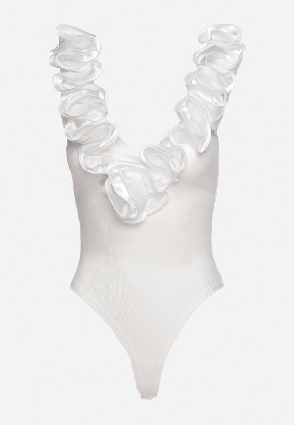 Born2be - Białe Bawełniane Body z Dekoltem w Serek Ozdobione Falbankami Qoadia. Okazja: do pracy, na co dzień, na spotkanie biznesowe. Typ kołnierza: kołnierz z falbankami, dekolt w serek. Kolor: biały. Materiał: bawełna. Wzór: aplikacja. Styl: elegancki, biznesowy, casual