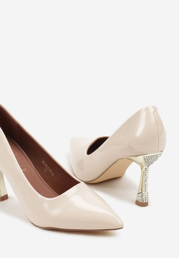 Renee - Jasnobeżowe Szpilki Lakierowane Vices ze Skórzaną Wkładką i Cyrkoniami Avadvire. Kolor: beżowy. Materiał: lakier, skóra. Obcas: na szpilce. Styl: klasyczny