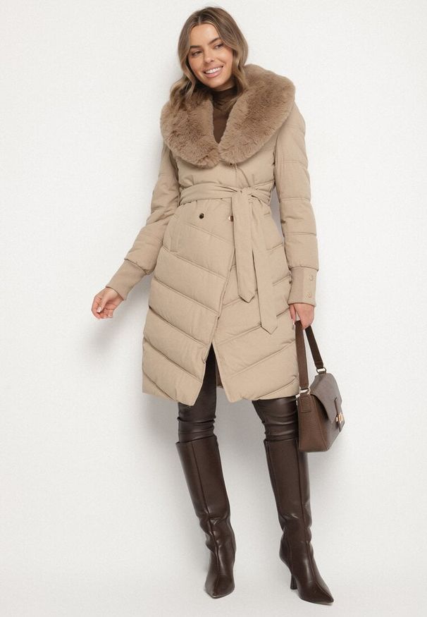 Born2be - Beżowa Elegancka Kurtka z Pikowanymi Przeszyciami i Futrzanym Kołnierzem Gallea. Okazja: na spacer, na co dzień. Kolor: beżowy. Materiał: futro. Sezon: zima. Styl: elegancki