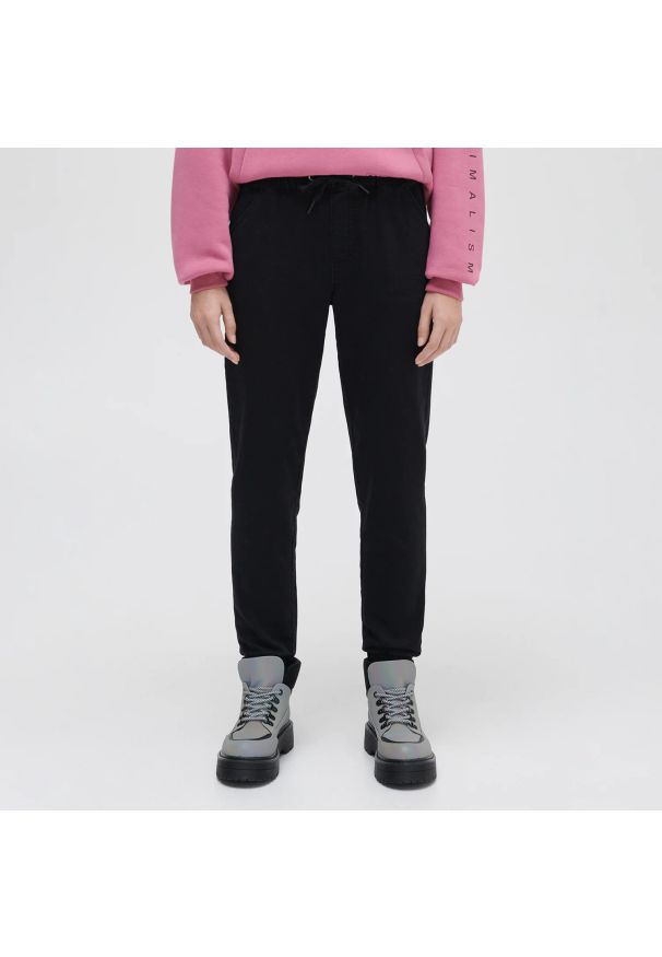 Cropp - Czarne jeansowe joggery comfort - Czarny. Kolor: czarny