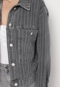 Born2be - Szara Kurtka Jeansowa w Paski z Kieszeniami Ravilune. Okazja: na co dzień, na spacer. Kolor: szary. Materiał: jeans. Długość rękawa: długi rękaw. Długość: długie. Wzór: paski. Styl: casual, elegancki, klasyczny #3