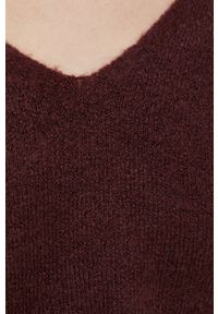 JDY Sweter damski kolor brązowy. Kolor: czerwony. Materiał: dzianina