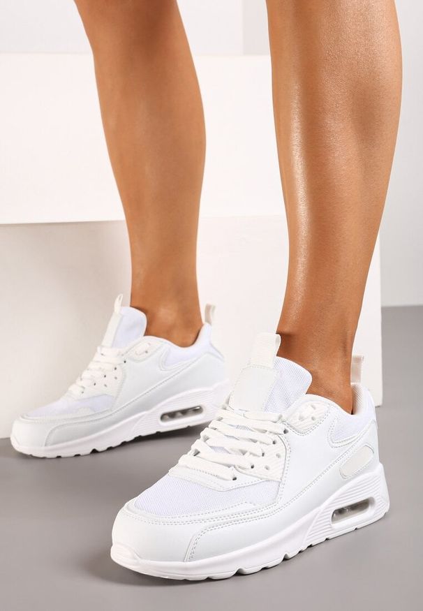 Born2be - Białe Sneakersy z Podeszwą Typu Air z Ekoskóry Sznurowane Ozarae. Nosek buta: okrągły. Zapięcie: sznurówki. Kolor: biały. Materiał: materiał. Obcas: na obcasie. Wysokość obcasa: niski