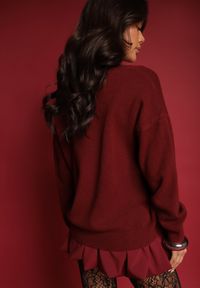 Renee - Bordowy Sweter z Wiskozy Oversize Conime. Okazja: na co dzień. Typ kołnierza: dekolt w kształcie V. Kolor: czerwony. Materiał: wiskoza. Długość rękawa: długi rękaw. Długość: długie. Wzór: aplikacja. Styl: elegancki, casual