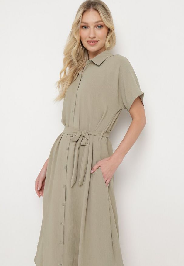 Born2be - Zielona Sukienka Wiskozowa o Luźnym Koszulowym Kroju Wiązana w Talii Rionella. Kolor: zielony. Materiał: wiskoza. Długość rękawa: krótki rękaw. Sezon: lato. Typ sukienki: koszulowe. Styl: klasyczny