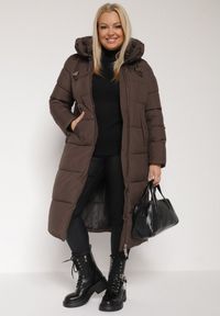 Born2be - Brązowa Długa Kurtka Pikowana z Kapturem i Bocznymi Suwakami Mevoressa. Okazja: na spacer, na co dzień. Typ kołnierza: kaptur. Kolekcja: plus size. Kolor: brązowy. Materiał: dzianina, jeans, poliester. Długość: długie. Styl: casual #3