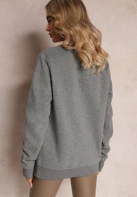 Renee - Szara Bluza z Naszywką o Fasonie Zakładanym Przez Głowę Esemia. Kolor: szary. Materiał: polar, tkanina, dzianina. Wzór: aplikacja