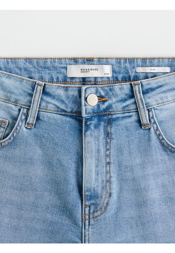 Reserved - Jeansy slim z efektem sprania - niebieski. Kolor: niebieski