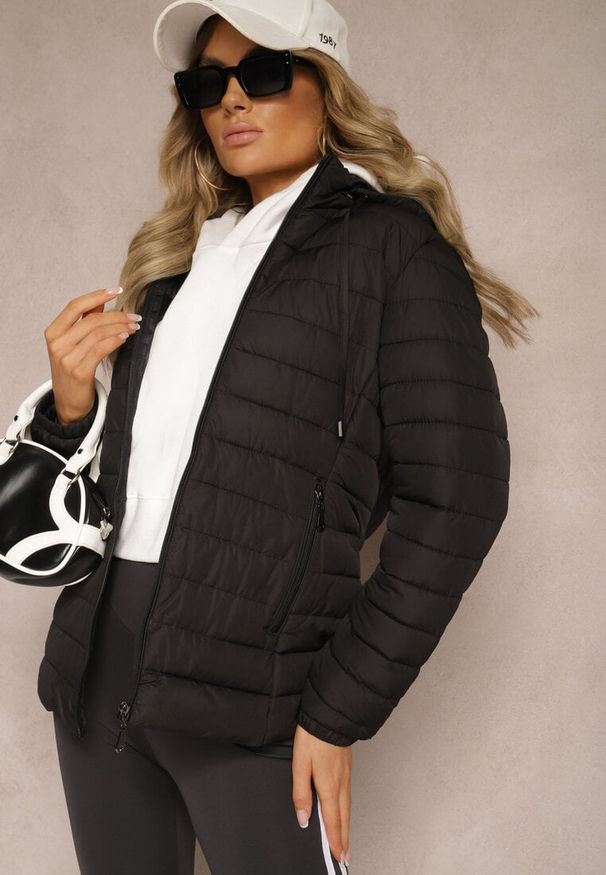 Renee - Czarna Kurtka Ozdobiona Pikowaniem Wykończona Sznurkami i Kapturem Mivissa. Okazja: na spacer, na co dzień. Kolor: czarny. Materiał: jeans. Wzór: aplikacja. Styl: elegancki, casual