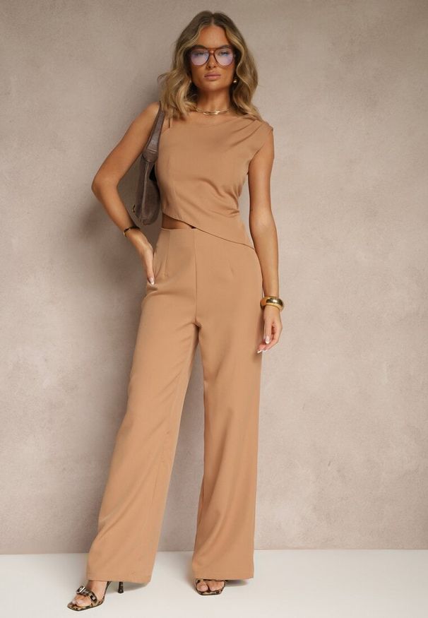 Renee - Ciemnobeżowy Komplet z Wiskozą Spodnie o Szerokim Kroju i Asymetryczna Bluzka Dolessea. Kolor: beżowy. Materiał: wiskoza