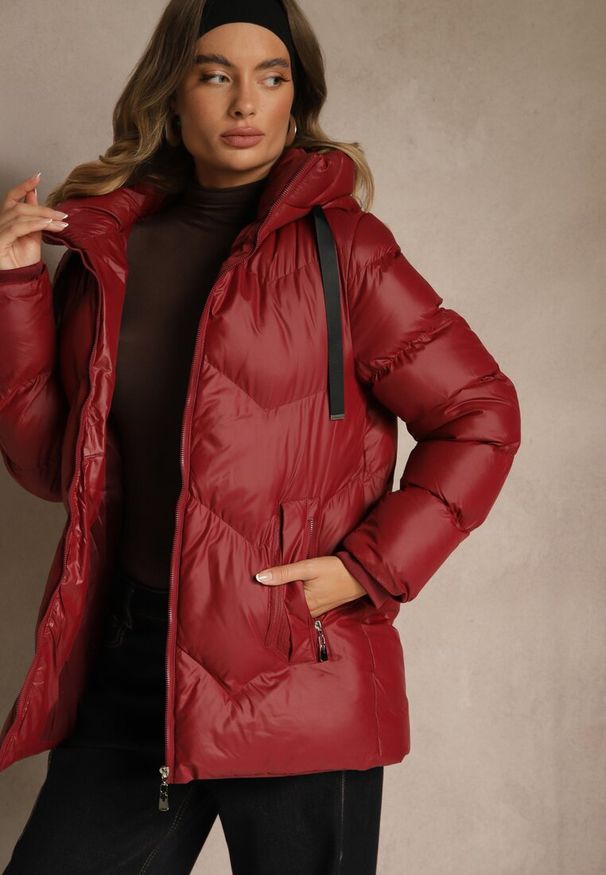 Renee - Bordowa Kurtka Pikowana z Kapturem i Sznurkami Oleanesa. Okazja: na co dzień. Typ kołnierza: kaptur. Kolor: czerwony. Materiał: jeans. Styl: casual, sportowy