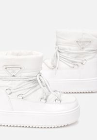 Born2be - Białe Śniegowce Metaliczne na Platformie Heravine. Nosek buta: okrągły. Kolor: biały. Materiał: materiał, futro. Sezon: jesień, zima. Styl: klasyczny