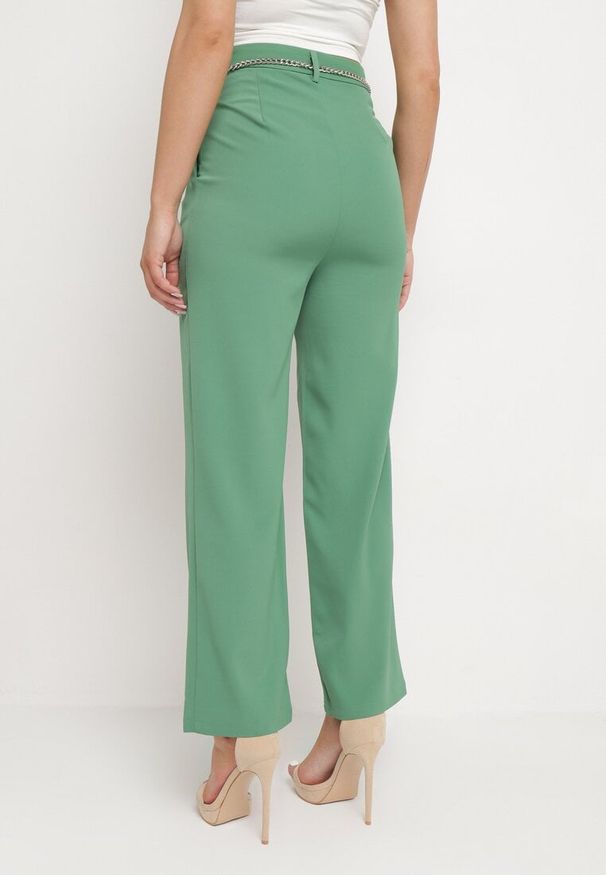 Born2be - Zielone Szerokie Spodnie Zapinane z boku na Suwak z Ozdobnym Łańcuchem Grazioso. Okazja: do pracy, na spotkanie biznesowe. Kolor: zielony. Materiał: satyna. Styl: elegancki, biznesowy, klasyczny