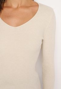 Born2be - Jasnobeżowy Sweter Prążkowany z Trójkątnym Dekoltem Vorila. Okazja: na co dzień. Kolor: beżowy. Materiał: prążkowany. Styl: casual, elegancki #6