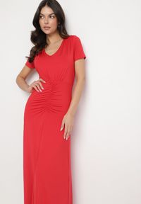 Born2be - Czerwona Sukienka z Marszczeniami Taliowana z Dodatkiem Wiskozy Arelona. Okazja: na co dzień. Typ kołnierza: dekolt w kształcie V. Kolor: czerwony. Materiał: wiskoza. Długość rękawa: krótki rękaw. Typ sukienki: proste. Styl: casual #4