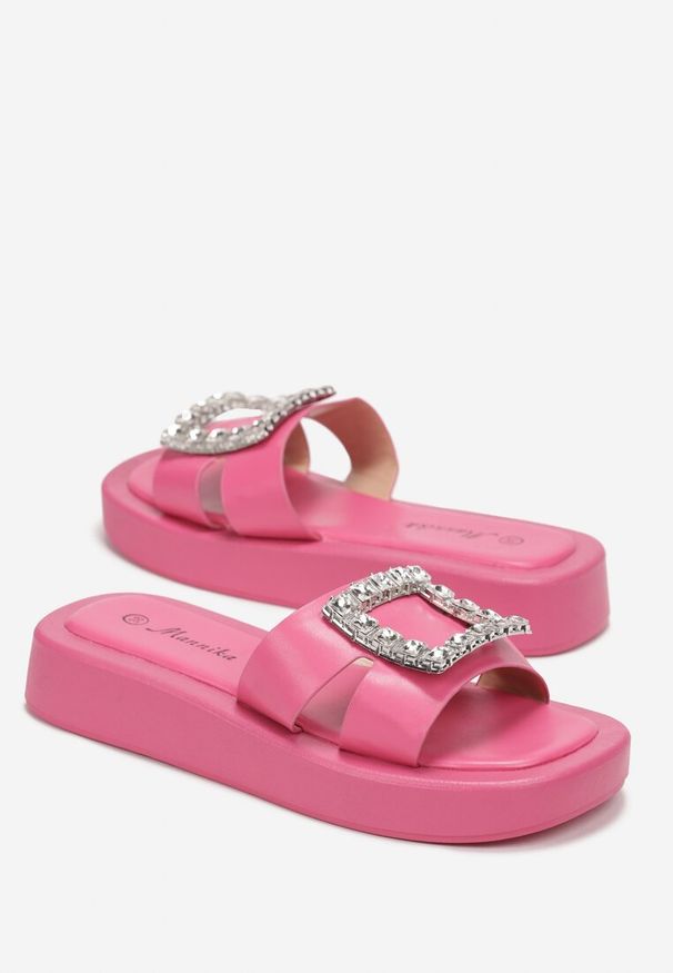 Renee - Fuksjowe Klapki na Grubej Podeszwie z Szerokim Paskiem z Cyrkoniami Jalani. Kolor: różowy