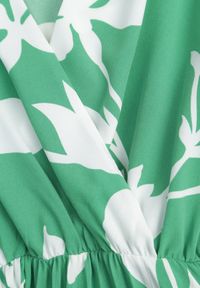 Renee - Zielona Sukienka z Kopertowym Dekoltem Plisowanym Dołem Wykończona w Talii Paskiem i Gumką Elsavia. Okazja: na co dzień, na imprezę. Kolor: zielony. Materiał: len. Długość rękawa: krótki rękaw. Sezon: lato. Typ sukienki: kopertowe. Styl: elegancki, casual, wizytowy #2