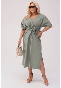 Moda Size Plus Iwanek - Sukienka Lenora w kolorze old green - Elegancja w naturalnym stylu PLUS SIZE OVERSIZE XXL. Okazja: na co dzień. Kolekcja: plus size. Materiał: materiał, tkanina, len. Długość rękawa: krótki rękaw. Typ sukienki: oversize, dla puszystych. Styl: casual, elegancki. Długość: midi