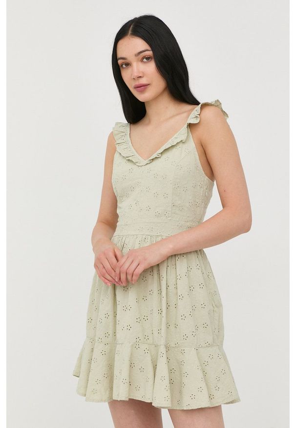 Guess sukienka bawełniana kolor zielony mini rozkloszowana. Kolor: zielony. Materiał: bawełna. Długość rękawa: na ramiączkach. Typ sukienki: rozkloszowane. Długość: mini