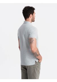 Ombre Clothing - Męska koszulka polo jednokolorowa BASIC z dzianiny pique - szara V20. Okazja: na co dzień. Typ kołnierza: polo. Kolor: szary. Materiał: dzianina. Wzór: haft, aplikacja, jednolity. Styl: sportowy, wizytowy, casual #10