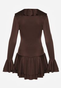 Renee - Brązowa Sukienka o Taliowanym Kroju z Falbanami Tiseania. Okazja: na randkę. Typ kołnierza: dekolt sznurowany, kołnierz z falbankami, dekolt w kształcie V. Kolor: brązowy. Styl: klasyczny #3