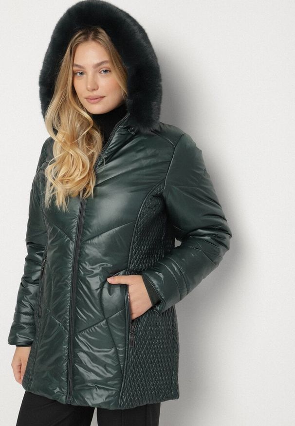 Born2be - Ciemnozielona Kurtka z Pikowanymi Przeszyciami i Kapturem z Futerkiem Vevea. Okazja: na spacer, na spotkanie biznesowe, do pracy, na co dzień. Kolekcja: plus size. Kolor: zielony. Materiał: futro. Styl: elegancki, biznesowy, casual
