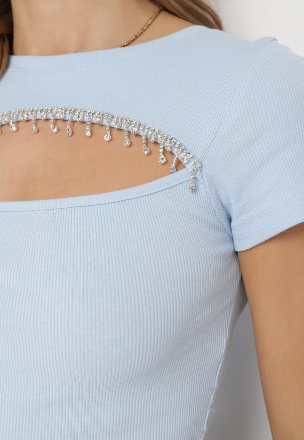 Born2be - Jasnoniebieska Prążkowana Bluzka Bawełniana z Wycięciem Ozdobionym Cyrkoniami Eliwina. Kolor: niebieski. Materiał: prążkowany, bawełna. Wzór: aplikacja. Styl: elegancki