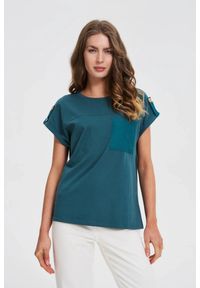MOODO - T-shirt z kieszonką ciemnozielony. Kolor: zielony. Materiał: bawełna, elastan