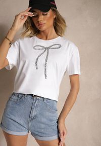 Renee - Biały Bawełniany T-shirt z Cekinową Aplikacją w Kształcie Kokardy Tenuria. Okazja: na co dzień. Typ kołnierza: kokarda. Kolor: biały. Materiał: bawełna. Wzór: aplikacja. Styl: glamour, klasyczny, elegancki, casual