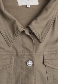 Renee - Ciemnobeżowa Jeansowa Kurtka z Bawełny Perilopei. Okazja: na co dzień. Kolekcja: plus size. Kolor: beżowy. Materiał: bawełna, jeans. Styl: casual #5