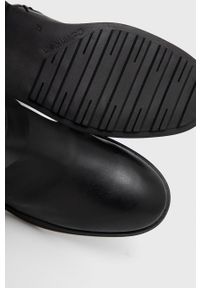 Calvin Klein Kozaki skórzane damskie kolor czarny na płaskim obcasie. Nosek buta: okrągły. Kolor: czarny. Materiał: skóra. Szerokość cholewki: normalna. Obcas: na obcasie. Wysokość obcasa: niski