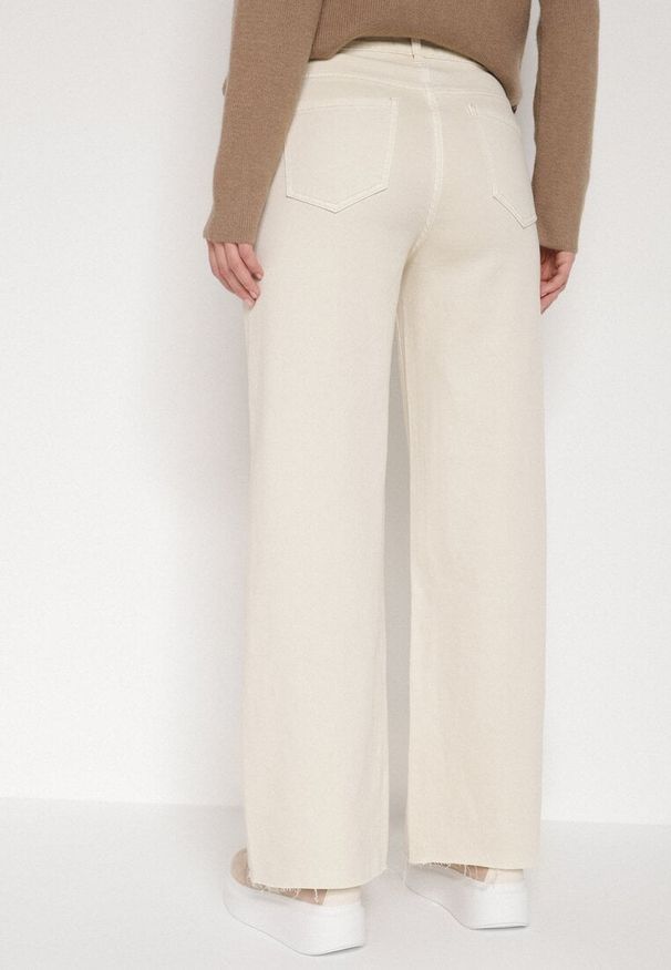 Born2be - Jasnobeżowe Jeansy o Szerokim Fasonie z Wysokim Stanem i Surowymi Krawędziami Cattia. Okazja: na co dzień. Stan: podwyższony. Kolor: beżowy. Styl: casual