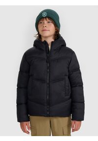 4f - 4F Kurtka puchowa z wypełnieniem syntetycznym chłopięca - czarna 140 (9-10 lat). Okazja: na co dzień. Typ kołnierza: kaptur. Kolor: czarny. Materiał: syntetyk, puch. Sezon: lato. Styl: klasyczny, casual, sportowy #1