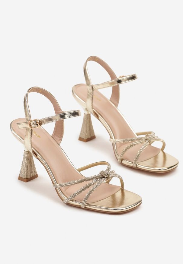 Renee - Złote Sandały na Stożku Vices z Cyrkoniami Tirnellis. Zapięcie: pasek. Kolor: złoty. Materiał: jeans. Obcas: na stożku. Styl: wizytowy, elegancki. Wysokość obcasa: średni