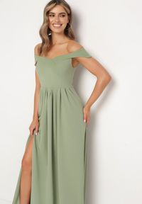Born2be - Jasnozielona Koktajlowa Rozkloszowana Sukienka z Hiszpańskim Dekoltem i Rozcięciem na Nogę Gralia. Okazja: na studniówkę, na ślub cywilny, na wesele. Kolor: zielony. Typ sukienki: rozkloszowane. Styl: wizytowy #3