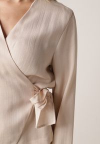 Born2be - Beżowa Kopertowa Bluzka z Wiskozy Ozdobiona Wiązaniem Velanitte. Okazja: na co dzień. Kolor: beżowy. Materiał: wiskoza. Wzór: aplikacja. Styl: casual, elegancki, wizytowy #4