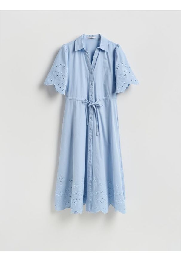 Reserved - Bawełniana sukienka z ażurowymi wstawkami - jasnoniebieski. Kolor: niebieski. Materiał: bawełna. Wzór: ażurowy. Typ sukienki: proste