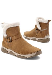 Śniegowce damskie Rieker, futerko na solidnej podeszwie i zapinane na suwak, brązowe, 45966-20. Zapięcie: klamry. Kolor: brązowy. Materiał: futro. Szerokość cholewki: normalna. Sezon: zima. Styl: elegancki, sportowy #4