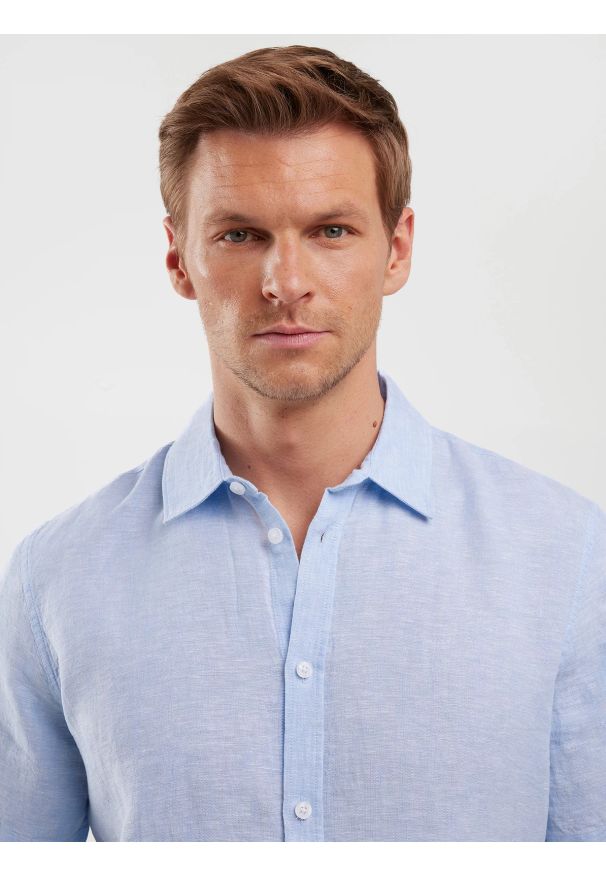 Big-Star - Lniana koszula męska z krótkim rękawem Linerso 400. Okazja: na co dzień, na spotkanie biznesowe. Typ kołnierza: kołnierzyk klasyczny. Kolor: niebieski. Materiał: len. Długość rękawa: krótki rękaw. Długość: krótkie. Sezon: lato. Styl: biznesowy, klasyczny, casual