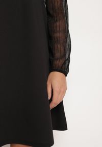 Born2be - Czarna Rozkloszowana Sukienka z Przezroczystymi Rękawami Ilirya. Okazja: na co dzień, na imprezę. Kolor: czarny. Typ sukienki: proste. Styl: casual #5