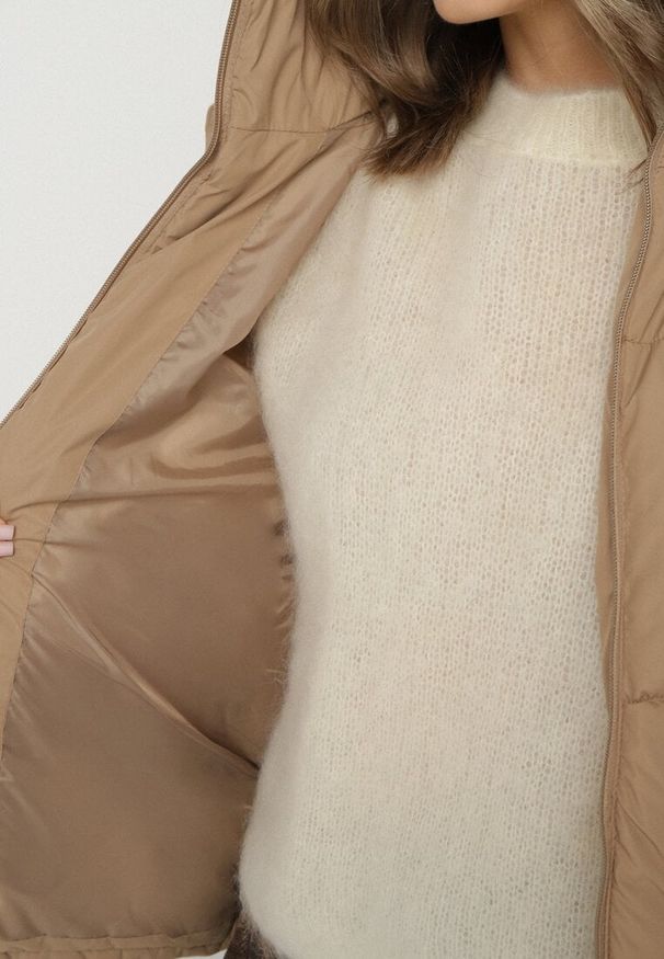 Born2be - Ciemnobeżowa Pudełkowa Kurtka Pikowana z Kapturem Anena. Typ kołnierza: kaptur. Kolor: beżowy. Styl: elegancki