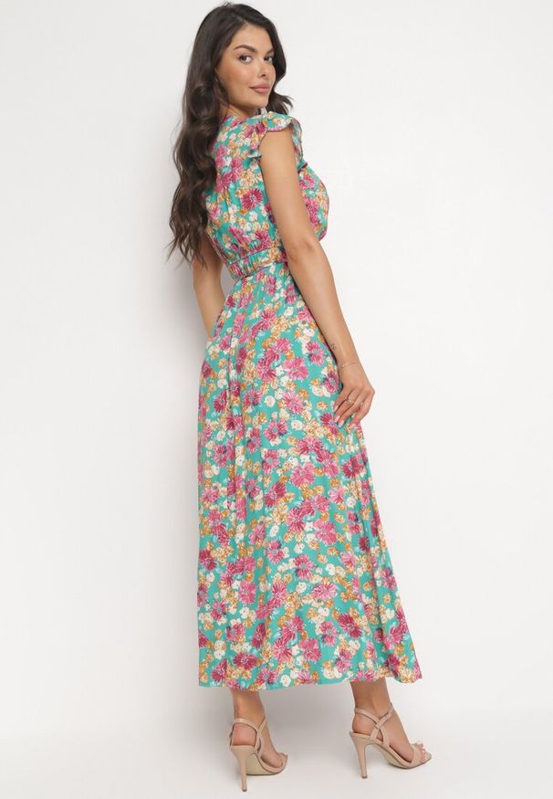 Born2be - Zielona Rozkloszowana Sukienka Maxi w Kwiaty Illuma. Kolor: zielony. Materiał: materiał, tkanina, wiskoza. Wzór: kwiaty. Typ sukienki: kopertowe. Długość: maxi