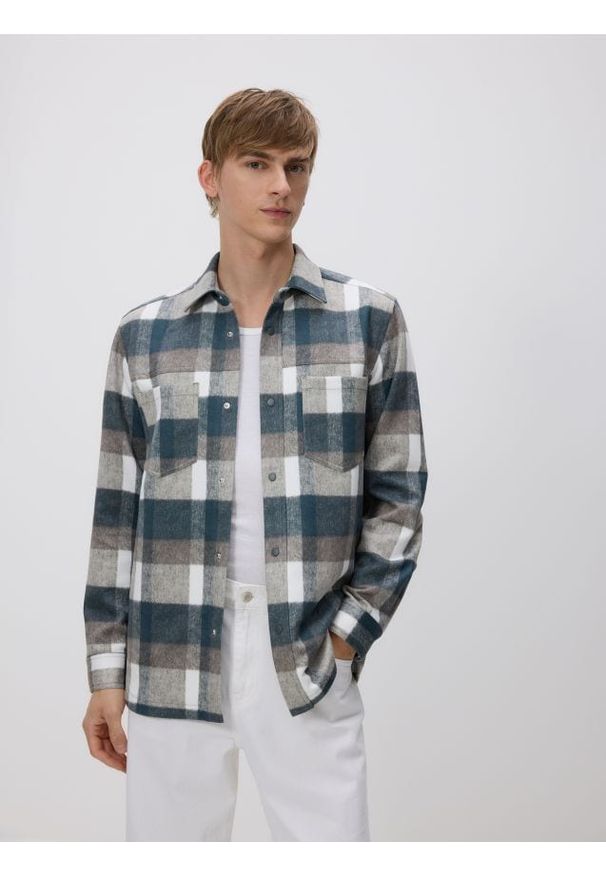 Reserved - Koszula z imitacji zamszu regular fit - ciemnoszary. Kolor: szary. Materiał: zamsz