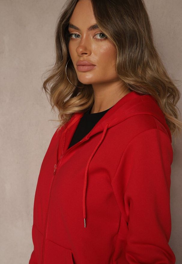 Renee - Czerwona Bluza Rozpinana z Bawełną i Kapturem Ozdobiona Sznurkami Ivila. Okazja: na co dzień. Kolor: czerwony. Materiał: bawełna. Wzór: aplikacja. Styl: casual, sportowy