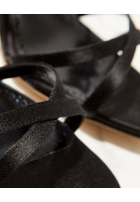 MANOLO BLAHNIK - Czarne sandały na szpilce Gueypla. Zapięcie: pasek. Kolor: czarny. Materiał: materiał. Wzór: paski. Obcas: na szpilce #5