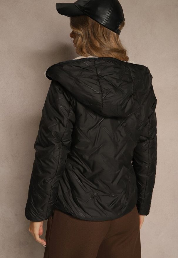 Renee - Czarno-Beżowa Dwustronna Kurtka z Pikowanymi Przeszyciami i Kapturem Tianessa. Kolor: czarny. Materiał: dzianina, poliester. Styl: elegancki, sportowy