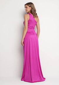 Born2be - Fuksjowa Sukienka na Jedno Ramię z Marszczeniem i Rozcięciem Talirisa. Okazja: na wesele, na imprezę, na ślub cywilny. Kolor: różowy. Typ sukienki: asymetryczne. Styl: elegancki, klasyczny #4