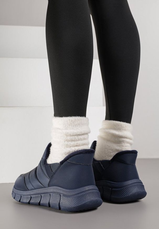 Renee - Granatowe Sneakersy Śniegowce na Platformie z Tłoczeniem i Pikowaną Cholewką Vermina. Okazja: na co dzień. Kolor: niebieski. Materiał: dresówka. Szerokość cholewki: normalna. Obcas: na platformie