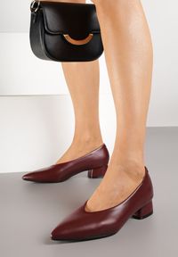 Renee - Bordowe Czółenka na Słupku Vices ze Skórzaną Wkładką Alinire. Kolor: czerwony. Materiał: skóra. Obcas: na słupku. Styl: elegancki