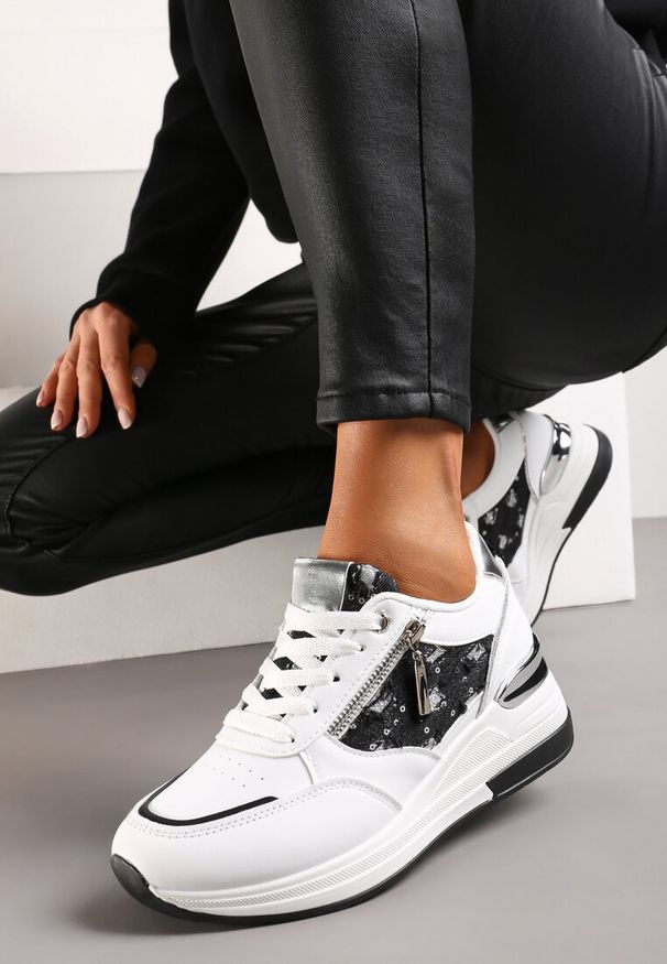 Born2be - Biało-Czarne Sneakersy na Koturnie z Metaliczną Wstawką i Suwakiem Dalinxa. Okazja: na co dzień. Nosek buta: okrągły. Kolor: biały. Materiał: jeans. Wzór: aplikacja. Obcas: na koturnie